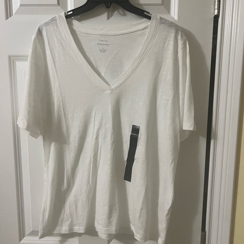 NWT Banana Republic Large white v-neck top Malibu tee